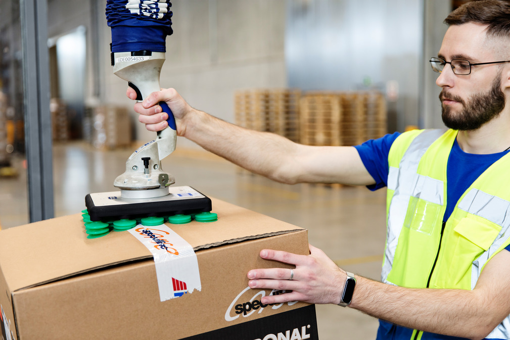 The JumboFlex tube lifter with multiple grippers picks up cardboard boxes of different sizes and qualities safely.
